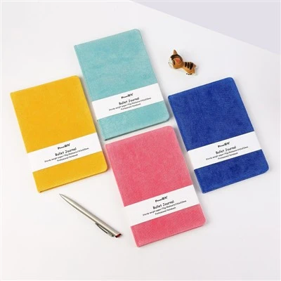 هل تحتوي دفاتر الملاحظات ذات الغلاف المقوى بحجم A4 على فاصل للكتب؟
